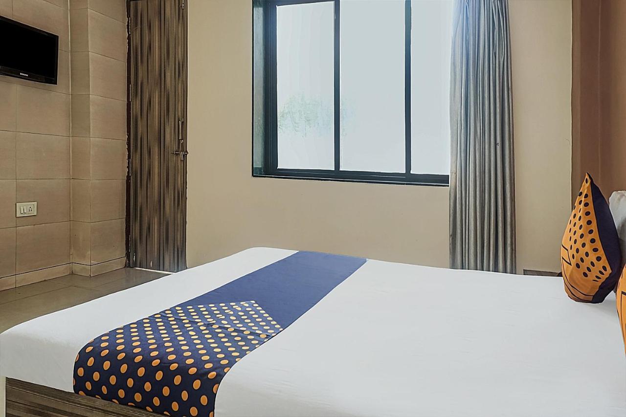 Oyo Flagship 75444 Hotel Kinara Lodging & Boarding Mangvadi Екстер'єр фото